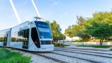 Doha, Katar - 12 Aralık 2023: Eğitim şehrinde sarı hat tramvayı