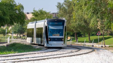 Doha, Katar - 12 Aralık 2023: Eğitim şehrinde sarı hat tramvayı