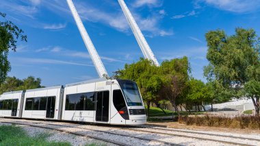 Doha, Katar - 12 Aralık 2023: Eğitim şehrinde sarı hat tramvayı