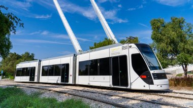 Doha, Katar - 12 Aralık 2023: Eğitim şehrinde sarı hat tramvayı