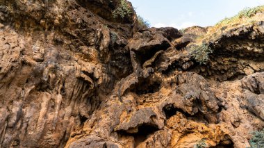 Ain Garziz Spring bölgesinde katmanlı dağ, Umman jeolojisi..