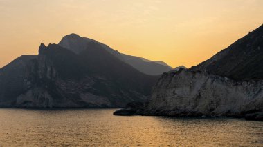 Al Mughsayl Plajı (El Mughsail Sahili olarak da bilinir) Salalah 'ın en ünlü turistik merkezi Umman' dır..