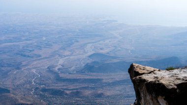 Jabal Samhan 'ın görkemli dağ sırası Umman' ın vahşi doğasının kalbine nefes kesici bir kaçış sunuyor..