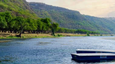 Umman 'ın Zufar bölgesinde Wadi Darbat' ın tekne alanı / nehir bölgesi.