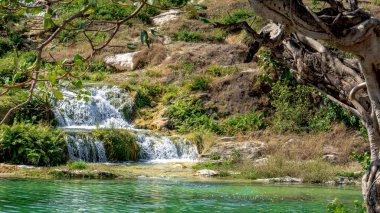 Wadi Darbat, selam. Umman bölgesindeki Wadi Darbat 'ta mini şelaleler.