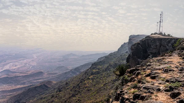 Jabal Samhan 'ın görkemli dağ sırası Umman' ın vahşi doğasının kalbine nefes kesici bir kaçış sunuyor..