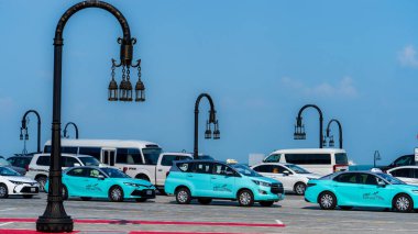 Doha, Katar - 12 Aralık 2023 - minibüs ve araba dahil çeşitli karwa taksileri
