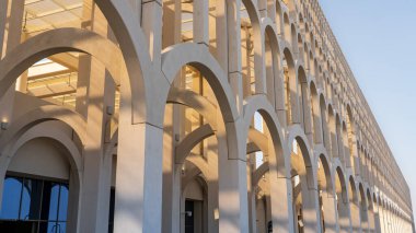 Doha, Katar - 12 Aralık 2023 Doha yolcu gemisi Doha yolcu gemisi limanı güzel kemerler inşa ediyor.