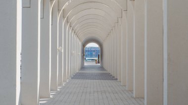 Doha, Katar - 12 Aralık 2023 Doha yolcu gemisi Doha yolcu gemisi limanı güzel kemerler inşa ediyor.