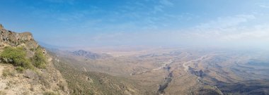 Jabal Samhan 'ın görkemli dağ sırası Umman' ın vahşi doğasının kalbine nefes kesici bir kaçış sunuyor..