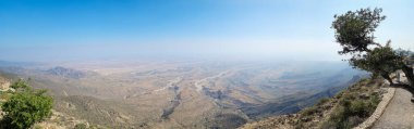 Jabal Samhan 'ın görkemli dağ sırası Umman' ın vahşi doğasının kalbine nefes kesici bir kaçış sunuyor..