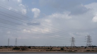 Katar manzaralı elektrik iletim kuleleri. Enerji altyapısı kavramı.