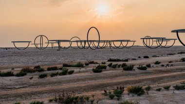 Zubara, Katar - 12 Aralık 2023: Olafur Eliasson 'dan Gölgeler Gün Denizi' nde Seyahat. Kuzey Mirası Alanı, El Zubara.