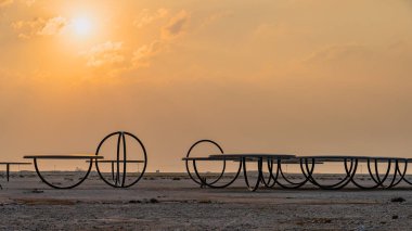 Zubara, Katar - 12 Aralık 2023: Olafur Eliasson 'dan Gölgeler Gün Denizi' nde Seyahat. Kuzey Mirası Alanı, El Zubara.