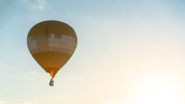 Doha, Katar - 12 Aralık 2023: Katar balon festivali birden fazla renkli hava balonlarıyla