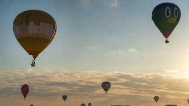 Doha, Katar - 12 Aralık 2023: Katar balon festivali birden fazla renkli hava balonlarıyla