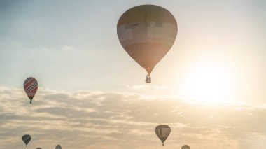 Doha, Katar - 12 Aralık 2023: Katar balon festivali birden fazla renkli hava balonlarıyla