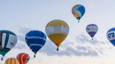 Doha, Katar - 12 Aralık 2023: Katar balon festivali birden fazla renkli hava balonlarıyla