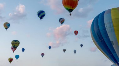 Doha, Katar - 12 Aralık 2023: Katar balon festivali birden fazla renkli hava balonlarıyla