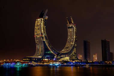 Doha, Katar - 12 Aralık 2023: Hilal kuleleri olarak bilinen ikonik Lusail Katara kuleleri, Lusail marina bölgesi