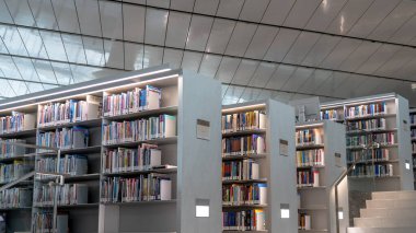 Doha, Katar - 10 Ocak 2024: Katar 'ın ünlü kütüphanesi.