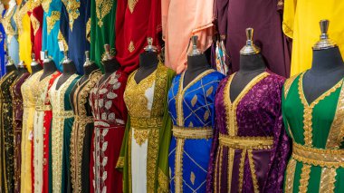 Doha, Katar - 10 Ocak 2023: Arap kadınlar, Souq Faleh 'deki bir tekstil dükkanında koftan giyiyorlar..