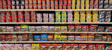 Doha, Katar - 10 Ocak 2024: raftaki çeşitli erişte parçaları