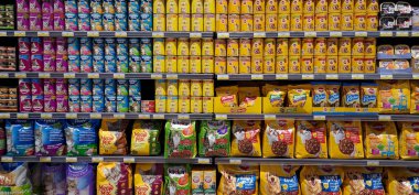 Doha, Katar - 10 Ocak 2024: Raftaki kedi ve köpek mamaları.