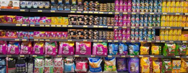 Doha, Katar - 10 Ocak 2024: Raftaki kedi ve köpek mamaları.