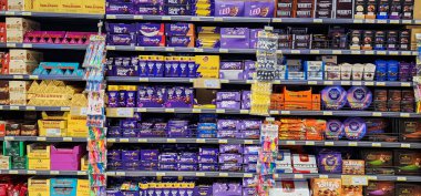 Doha, Katar - 10 Ocak 2024: rafta çeşitli çikolatalar.