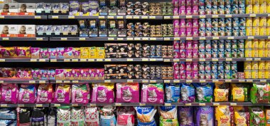 Doha, Katar - 10 Ocak 2024: Raftaki kedi ve köpek mamaları.