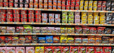 Doha, Katar - 10 Ocak 2024: Raftaki çeşitli hazır erişteler