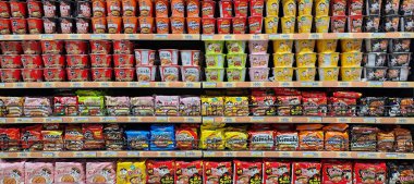 Doha, Katar - 10 Ocak 2024: Raftaki çeşitli hazır erişteler