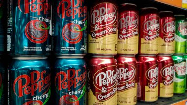 Dubai, Birleşik Arap Emirlikleri - Şubat 02: 2024: Karbonatlı hafif içecekler hipermarket raflarında satılıyor