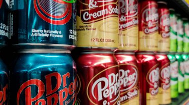 Dubai, Birleşik Arap Emirlikleri - Şubat 02: 2024: Karbonatlı hafif içecekler hipermarket raflarında satılıyor