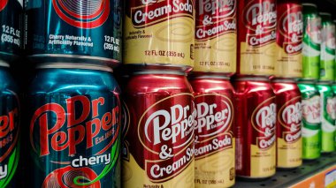 Dubai, Birleşik Arap Emirlikleri - Şubat 02: 2024: Karbonatlı hafif içecekler hipermarket raflarında satılıyor