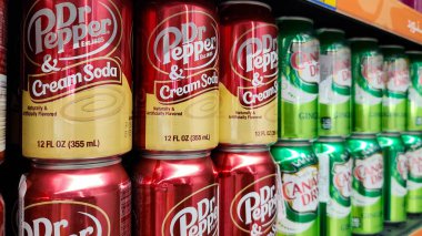 Dubai, Birleşik Arap Emirlikleri - Şubat 02: 2024: Karbonatlı hafif içecekler hipermarket raflarında satılıyor