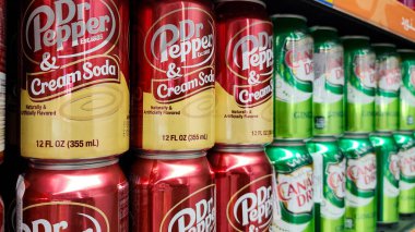 Dubai, Birleşik Arap Emirlikleri - Şubat 02: 2024: Karbonatlı hafif içecekler hipermarket raflarında satılıyor