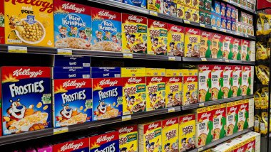 Doha, Katar - Şubat 22: 2024: Süpermarketin rafında çeşitli mısır gevreği markaları.