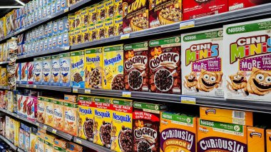 Doha, Katar - Şubat 22: 2024: Süpermarketin rafında çeşitli mısır gevreği markaları.