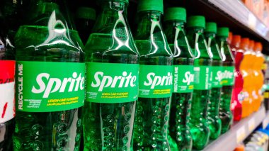 Dubai, Birleşik Arap Emirlikleri - Şubat 02: 2024: Karbonatlı hafif içecekler hipermarket raflarında satılıyor