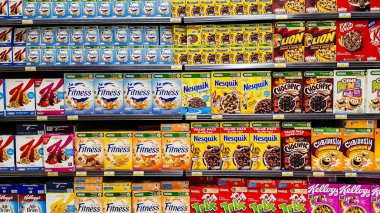 Doha, Katar - Şubat 22: 2024: Süpermarketin rafında çeşitli mısır gevreği markaları.