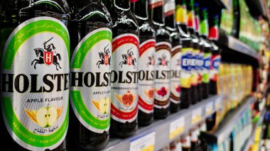 Dubai, Birleşik Arap Emirlikleri - Şubat 02: 2024: Karbonatlı hafif içecekler hipermarket raflarında satılıyor