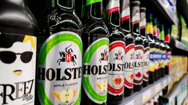 Dubai, Birleşik Arap Emirlikleri - Şubat 02: 2024: Karbonatlı hafif içecekler hipermarket raflarında satılıyor