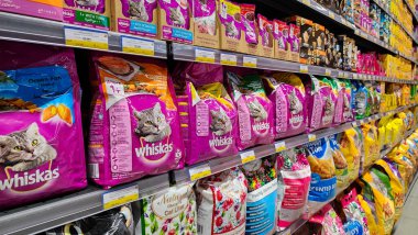 Doha, Katar - Şubat 02.2024: Süpermarketin rafında çeşitli kedi maması markaları.