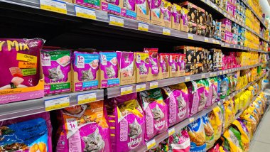 Doha, Katar - Şubat 02.2024: Süpermarketin rafında çeşitli kedi maması markaları.