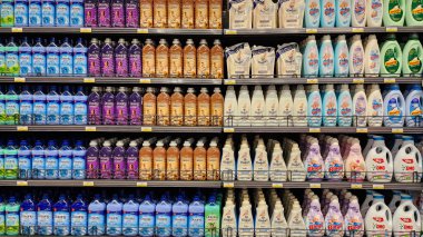 Dubai, Birleşik Arap Emirlikleri: 02 Şubat 2024 - Süpermarket raflarında çeşitli kumaş yumuşatıcıları.