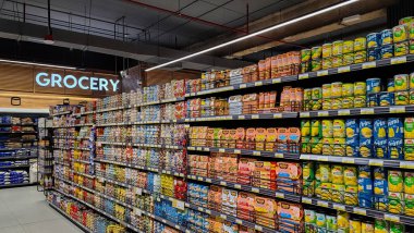 Doha, Katar - Şubat 02.2024: Süpermarketin rafında çeşitli çikolata markaları.