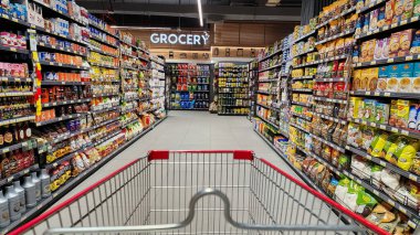 Doha, Katar - Şubat 02.2024: Süpermarketin rafında çeşitli çikolata markaları.