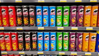 Dubai, Birleşik Arap Emirlikleri: Şubat 02.2024 - Süpermarket raflarında çeşitli patates cipsleri.